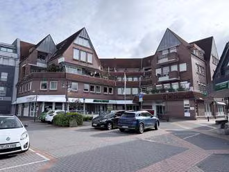Zwangsversteigerung Eigentumswohnung in Ibbenbüren – Westansicht des Gebäudes mit roter Markierung der Wohnung Nr. 8 im Dachgeschoss.