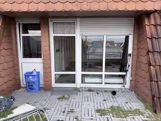 Zwangsversteigerung Eigentumswohnung in Ibbenbüren – Blick von der Nachbarterrasse auf Dachterrasse und Fenster der Wohnung Nr. 8.