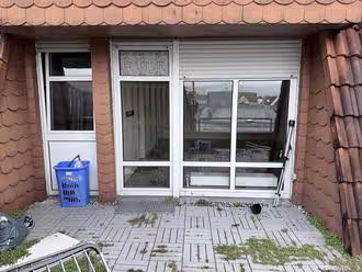Zwangsversteigerung Eigentumswohnung in Ibbenbüren – Blick von der Nachbarterrasse auf Dachterrasse und Fenster der Wohnung Nr. 8.