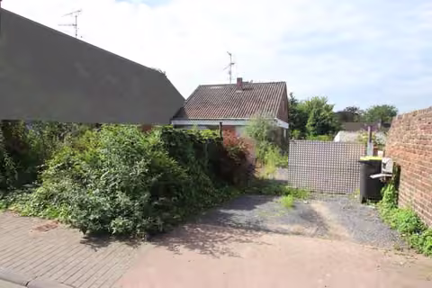 Zwangsversteigerung Einfamilienhaus in Rommerskirchen, Ramrath – Vorderansicht des Wohnhauses von der Hellenbergstraße mit Zufahrt und Vorgarten.