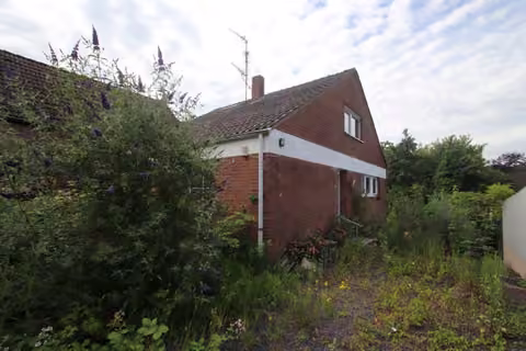Zwangsversteigerung Einfamilienhaus in Rommerskirchen, Ramrath – Rückseitige Gebäudeansicht des Wohnhauses mit Gartenbereich.