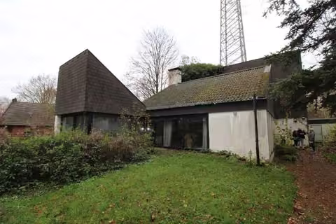 Zwangsversteigerung Einfamilienhaus in Herten, Langenbochum – Außenansicht des freistehenden Einfamilienhauses mit Scheune und Strommast.