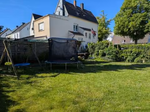 Zwangsversteigerung Zweifamilienhaus in Dortmund, Brackel – Gartenansicht des Wohnhauses von Süden mit Terrasse.
