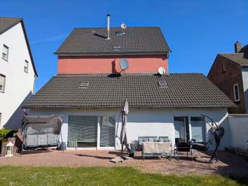 Zwangsversteigerung Zweifamilienhaus in Dortmund, Brackel – Gartenbereich auf der Rückseite des Grundstücks.