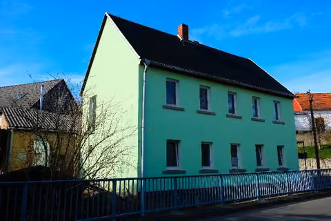 Zwangsversteigerung Einfamilienhaus in Jahnatal, Kiebitz – Vorderansicht des freistehenden Einfamilienhauses mit Nebengebäude.