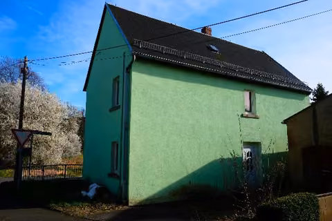 Zwangsversteigerung Einfamilienhaus in Jahnatal, Kiebitz – Seiten- und Rückansicht des Wohnhauses und des Gartens.