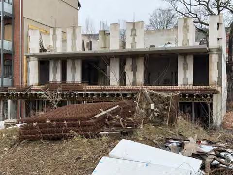 Zwangsversteigerung in Chemnitz – Rückseite des begonnenen Rohbaus mit unfertigen Geschossdecken