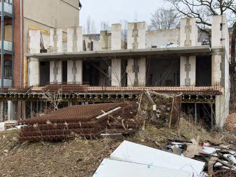 Zwangsversteigerung in Chemnitz – Rückseite des begonnenen Rohbaus mit unfertigen Geschossdecken