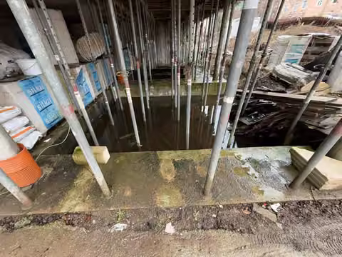 Zwangsversteigerung in Chemnitz – Stehendes Wasser und Schalungsstützen im gartenseitigen Erdgeschoss-Anbau