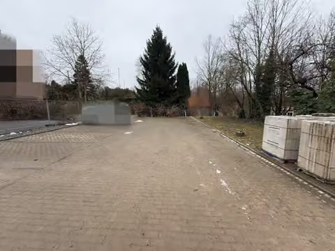 Zwangsversteigerung in Chemnitz – Rückwärtiger Grundstücksbereich mit den 10 PKW-Stellplätzen