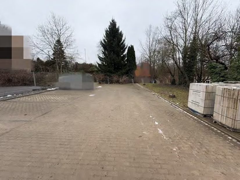 Zwangsversteigerung in Chemnitz – Rückwärtiger Grundstücksbereich mit den 10 PKW-Stellplätzen