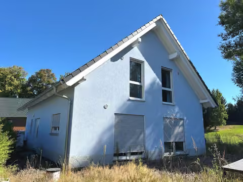 Zwangsversteigerung Einfamilienhaus in Hainichen, Berthelsdorf – Südliche Giebelseite und Westseite mit Hauseingangsbereich.