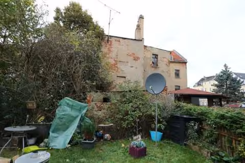 Zwangsversteigerung Mehrfamilienhaus in Glauchau – Rückwärtige Südansicht des Gebäudes von der Nachbarstraße.