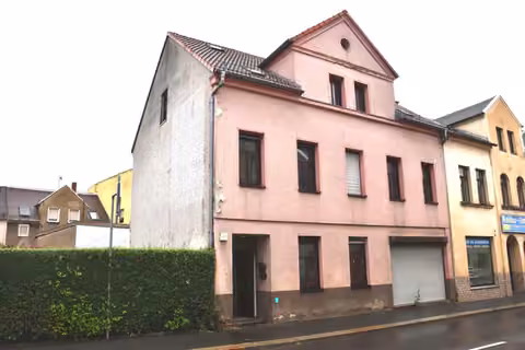 Zwangsversteigerung Mehrfamilienhaus in Werdau – Straßenseitige Außenansicht des Mehrfamilienhauses Marienstraße 11
