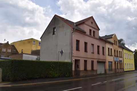 Zwangsversteigerung Mehrfamilienhaus in Werdau – Nordwestansicht der Straßenfassade