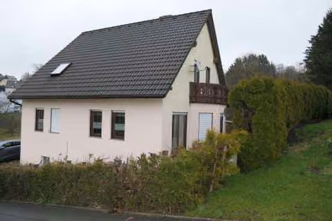 Zwangsversteigerung Einfamilienhaus in Schwarzenbach a. Wald – Straßenseitige Gesamtansicht des Bewertungsobjekts mit Grundstückshecke.