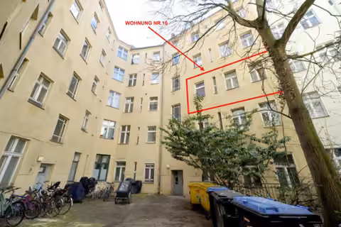 Zwangsversteigerung Eigentumswohnung in Berlin, Neukölln – Ansicht des ersten Innenhofs mit Markierung der Wohnungslage.
