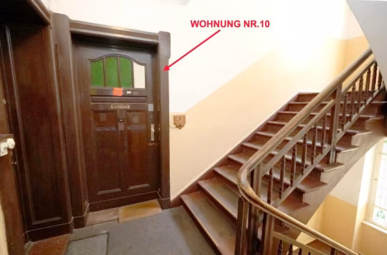 Zwangsversteigerung Eigentumswohnung in Berlin, Neukölln – Eingangstür der Wohnung Nr. 10 im Treppenhaus.