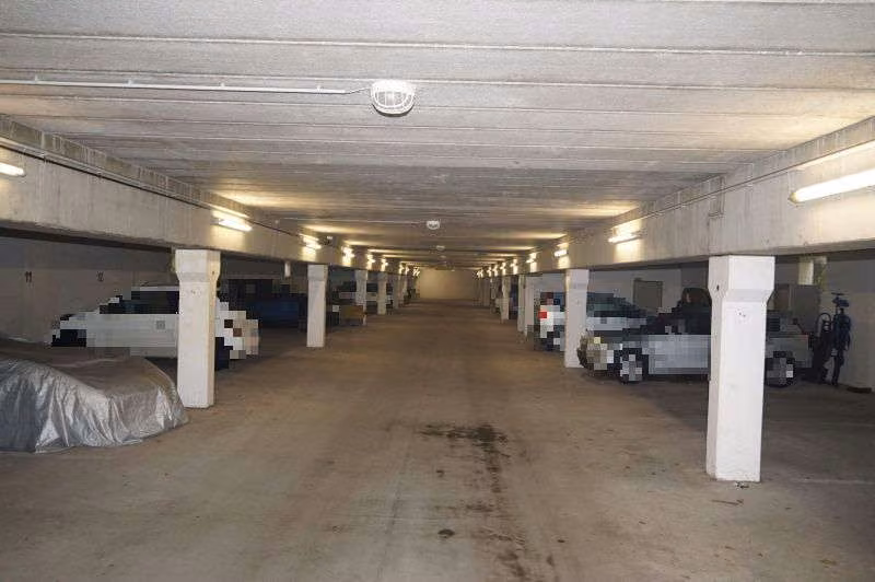 Zwangsversteigerung Stellplatz/Garage in Niedergörsdorf, Altes Lager – Tiefgaragenstellplatz Nr. 11 mit abgestelltem Pkw.