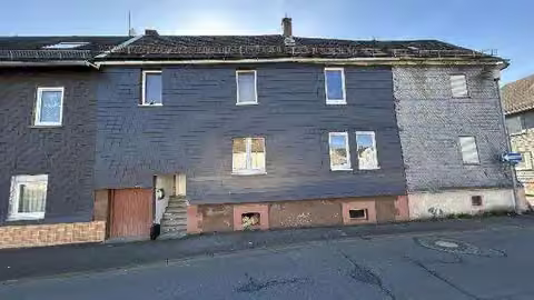 Zwangsversteigerung Einfamilienhaus in Haiger – Straßenansicht des zweiseitig angebauten Wohnhauses in der Aubachstraße.