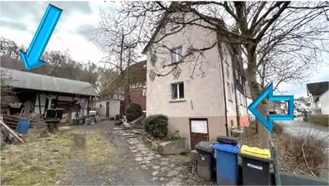 Zwangsversteigerung Einfamilienhaus in Eschenburg, Simmersbach – Seitenansicht mit Wohnhaus, Scheunenanbau und Nebengebäude.