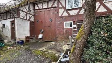 Zwangsversteigerung Einfamilienhaus in Eschenburg, Simmersbach – Frontansicht der Scheune in Fachwerk- und Ziegelbauweise.
