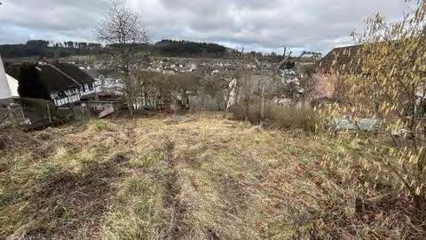 Zwangsversteigerung Einfamilienhaus in Eschenburg, Simmersbach – Blick über die Grundstücksfreifläche in Hanglage in Richtung Ort.