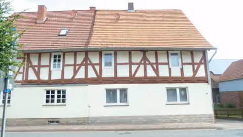 Zwangsversteigerung Doppelhaushälfte in Cornberg, Rockensüß – Straßenansicht der Doppelhaushälfte und des Nebengebäudes.