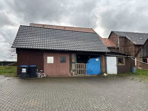 Zwangsversteigerung Mehrfamilienhaus in Einbeck, Holtensen – Nebengebäude 1 mit Garagen- und Abstellbereich.