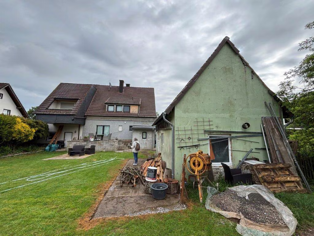 Zwangsversteigerung Zweifamilienhaus in Neuenrade, Küntrop – Gartenseitige Ansicht mit ehemaligem Stallgebäude.