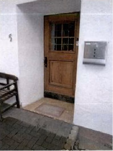 Zwangsversteigerung Eigentumswohnung in Hilchenbach – Rückansicht des Wohnhauses mit Gartenbereich.