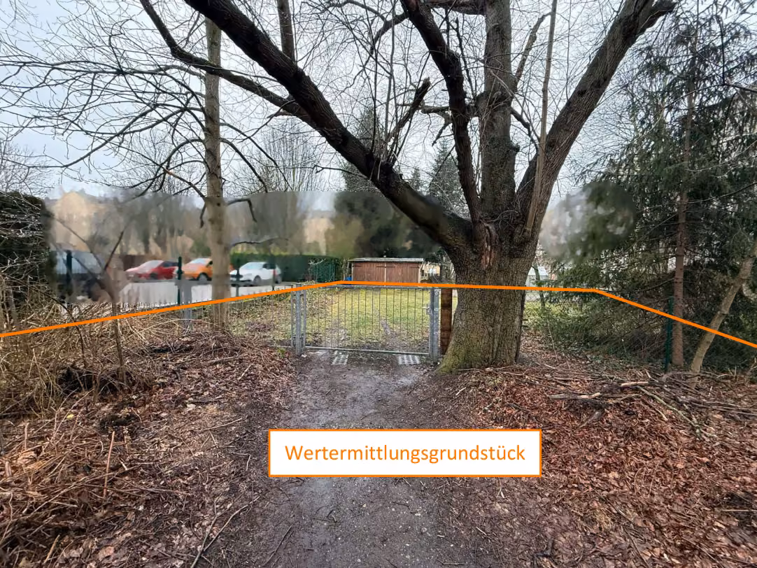 Zwangsversteigerung Grundstück in Chemnitz, Gablenz – Rückwärtiger Grundstücksteil mit Stahltor vor der Nachbargarage.