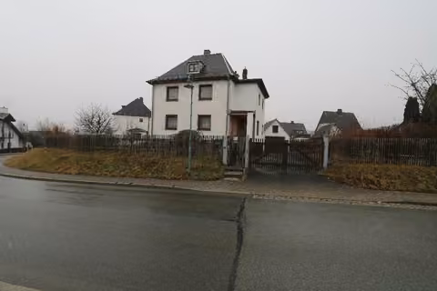 Zwangsversteigerung Einfamilienhaus in Plauen, Jößnitz – Straßenansicht von Nordosten auf das Einfamilienhaus.