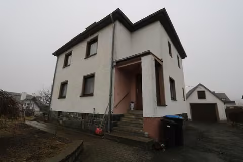Zwangsversteigerung Einfamilienhaus in Plauen, Jößnitz – Hauseingangsbereich und Garageneinfahrt.