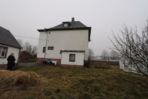 Zwangsversteigerung Einfamilienhaus in Plauen, Jößnitz – Rückwärtige Hofansicht von Südwesten mit Gartenbereich.