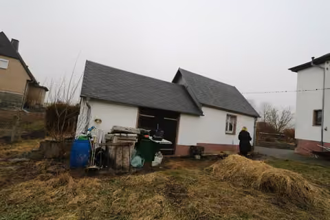 Zwangsversteigerung Einfamilienhaus in Plauen, Jößnitz – Nebengebäude mit Garage und Anbau.