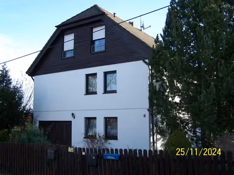 Zwangsversteigerung Mehrfamilienhaus in Plauen – Außenansicht des freistehenden Wohnhauses Blechschmidtweg 3 in Plauen.