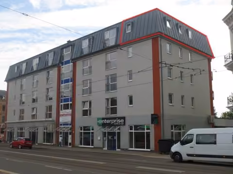 Zwangsversteigerung Eigentumswohnung in Zwickau, Marienthal Ost – Straßenansicht (Nordwestansicht) des 5-geschossigen Wohn- und Geschäftshauses.