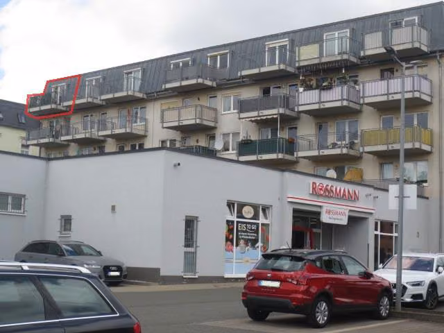 Zwangsversteigerung Eigentumswohnung in Zwickau, Marienthal Ost – Südansicht der Gebäuderückseite mit Balkonen.