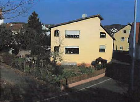 Zwangsversteigerung Mehrfamilienhaus in Epfenbach – Rückansicht des Wohnhauses mit Gartenbereich.