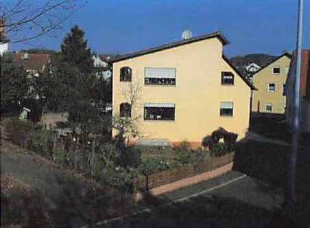 Zwangsversteigerung Mehrfamilienhaus in Epfenbach – Rückansicht des Wohnhauses mit Gartenbereich.