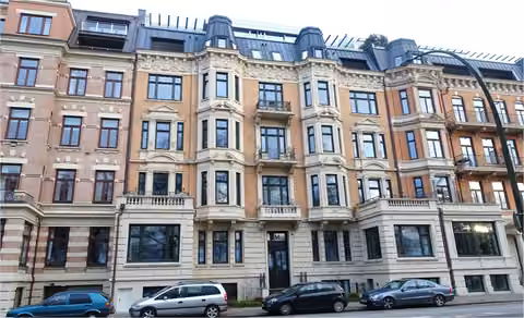 Zwangsversteigerung Eigentumswohnung in Hamburg, Uhlenhorst – Gartenfassade mit Terrassen und aufgestocktem Dachgeschoss.