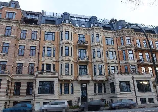 Zwangsversteigerung Eigentumswohnung in Hamburg, Uhlenhorst – Gartenfassade mit Balkonen und aufgestocktem Staffelgeschoss.