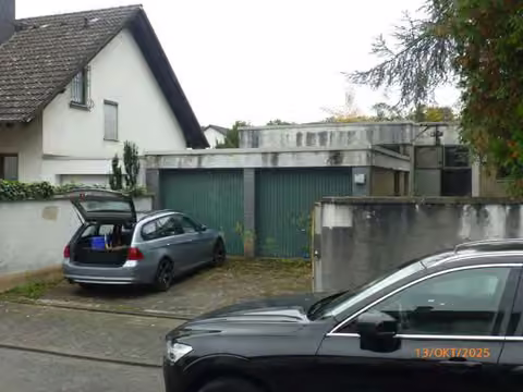 Zwangsversteigerung Einfamilienhaus in Mörfelden-Walldorf, Walldorf – Ansicht des Gewerbegebäudes und der Doppelgarage von Westen.