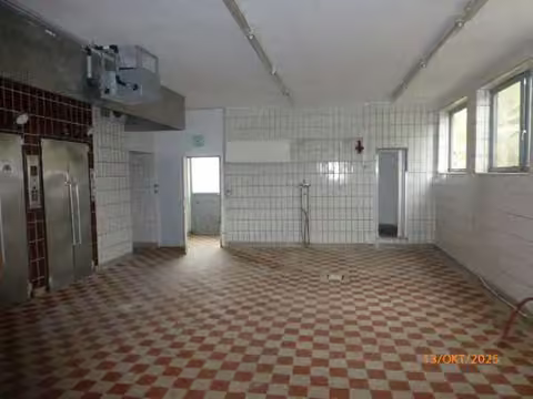 Zwangsversteigerung Einfamilienhaus in Mörfelden-Walldorf, Walldorf – Ehemalige Produktionsräume des Gewerbebaus im Erdgeschoss.