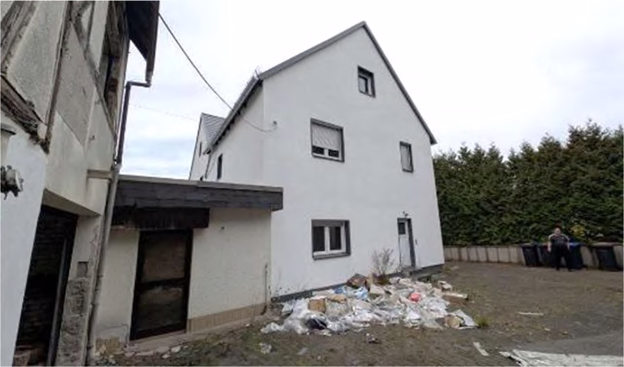 Zwangsversteigerung Eigentumswohnung in Driedorf – Hofseitige Fassadenansicht des Wohnhauses.