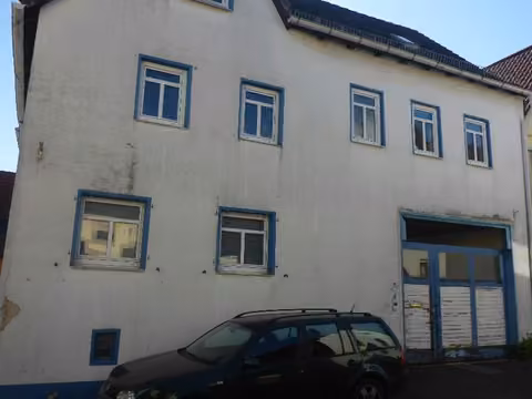 Zwangsversteigerung Einfamilienhaus in Usingen, Wernborn – Straßenseitige Hauptansicht des Wohnhauses von Westen.