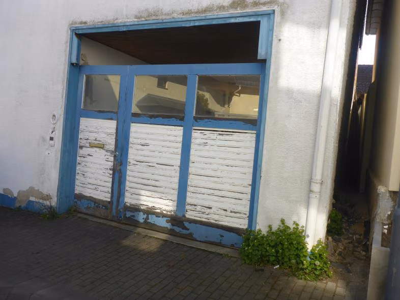Zwangsversteigerung Einfamilienhaus in Usingen, Wernborn – Einfahrtstor und Hofdurchfahrt des Objekts.