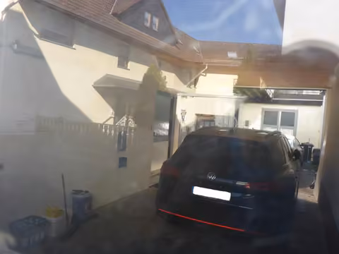 Zwangsversteigerung Einfamilienhaus in Usingen, Wernborn – Blick in den überdachten Hof- und Garagenbereich.