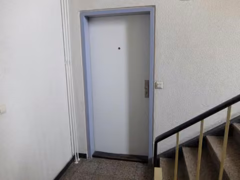 Zwangsversteigerung Eigentumswohnung in Wolfsburg, Westhagen – Außenansicht des 8-geschossigen Wohnhauses von Westen mit Markierung der Wohnung.